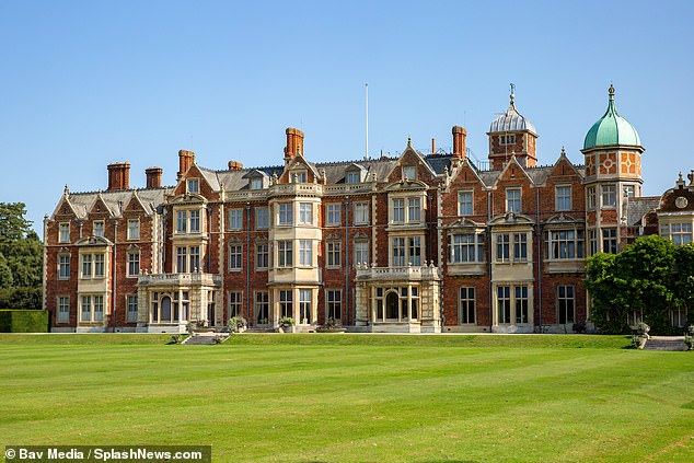 Солнечные панели уже были установлены на крыше Sandringham House два года назад.