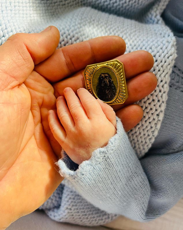 Джеймс делится фотографией руки своего новорожденного сына рядом с портретом своей любимой собаки Эллы.