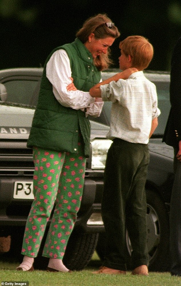 Принц Гарри беседует с Тигги в поло-клубе Сайренчестера, июнь 1997 года.