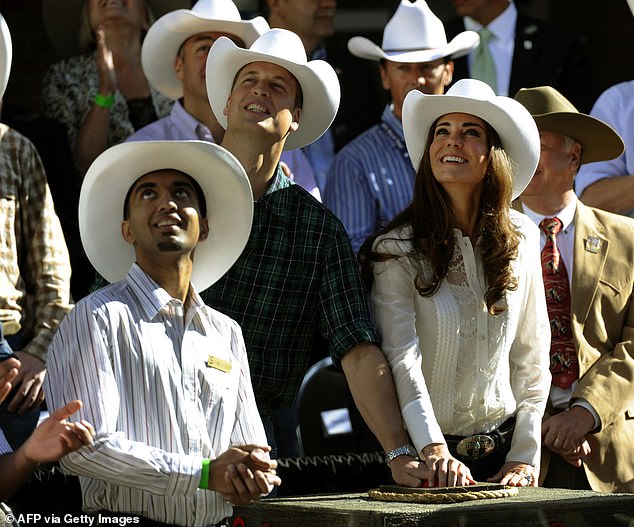 Пара сияет, посещая Calgary Stampede во время тура по Канаде в 2011 году.