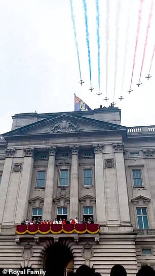 Кадры из видео коронации королевской семьи