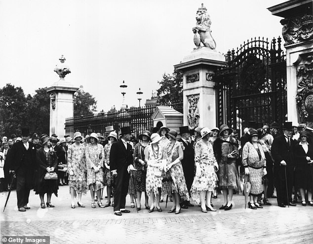 Гости терпеливо ждут у Букингемского дворца вечеринки в саду, 1920 год.