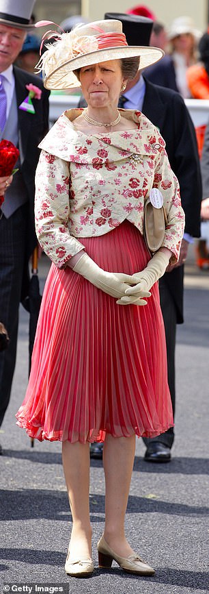 В следующем году она переработала свой ансамбль для Royal Ascot, на этот раз сменив чародейку на широкополую шляпу.