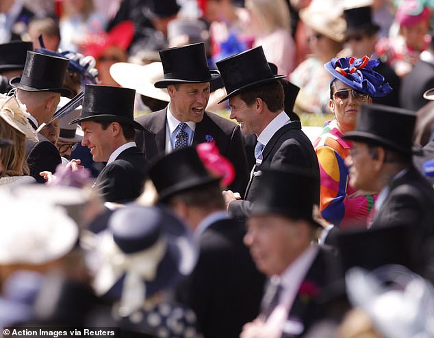 Принц Уильям наслаждается смехом с другом Джеймсом Мидом сегодня в Royal Ascot