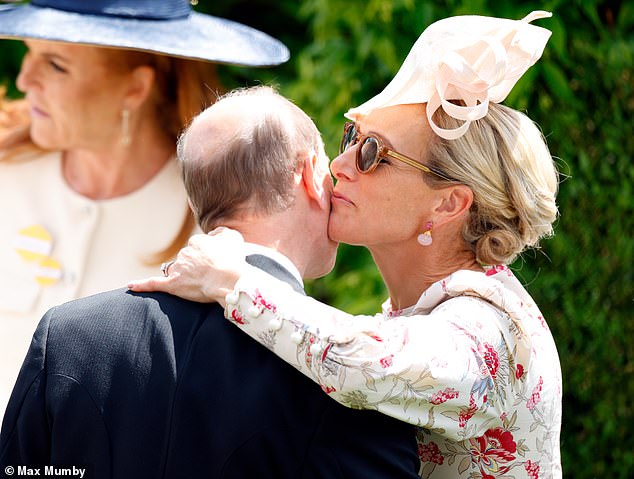 Зара Тиндалл целует сегодня своего дядю принца Эдварда в Royal Ascot