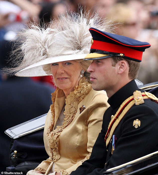 Уильям и Камилла сидят рядом друг с другом на выставке Trooping the Color в 2007 году.