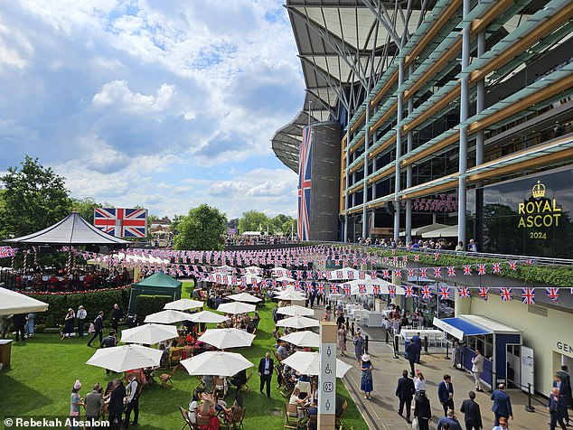 Посетители Royal Ascot во вторник наслаждались голубым небом и солнечным светом.