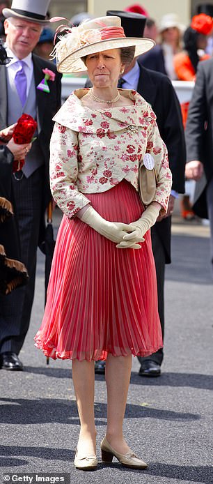 Она повторно надела платье с широкополой шляпой на Royal Ascot 2012.