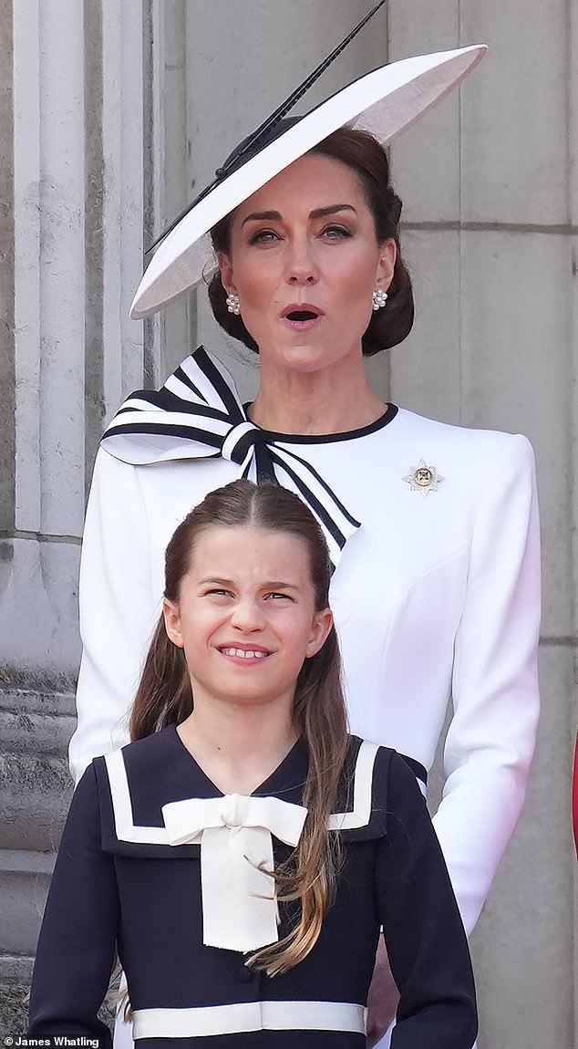 Для принцессы Уэльской на вчерашнем мероприятии Trooping the Color они были представлены в виде одного из ее любимых модисток Филиппа Трейси, а также Дженни Пэкхем, дизайнера, чьи платья она использовала десятки раз для некоторых из своих самых важных королевских мероприятий.