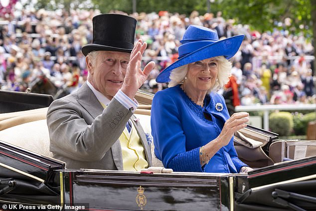 «Я ходила в Royal Ascot в шляпе от модистки Кейт, но самым ярким моментом было то, что король Чарльз выглядел так хорошо, а леди Габриэлла Виндзор улыбалась», — пишет РЕБЕККА АБСАЛОМ.