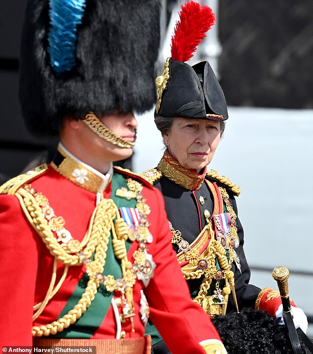 Уильям и Анна едут рядом друг с другом во время парада Trooping the Colour в торговом центре в 2022 году.