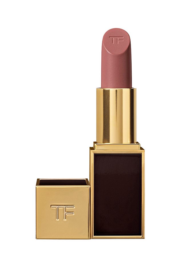 Предполагается, что Камилла использует помаду Indian Rose Lip Colour от Tom Ford, средне-темный лиловый оттенок с перламутровым финишем.