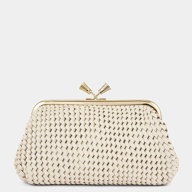 Клатч Anya Hindmarch Maud Plaited Tassel Clutch стоил 750 фунтов стерлингов, а сейчас продается по цене 350 фунтов стерлингов.