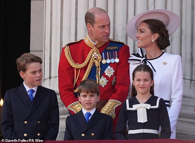 Принц и принцесса Уэльские с тремя детьми на параде Trooping the Colour в июне