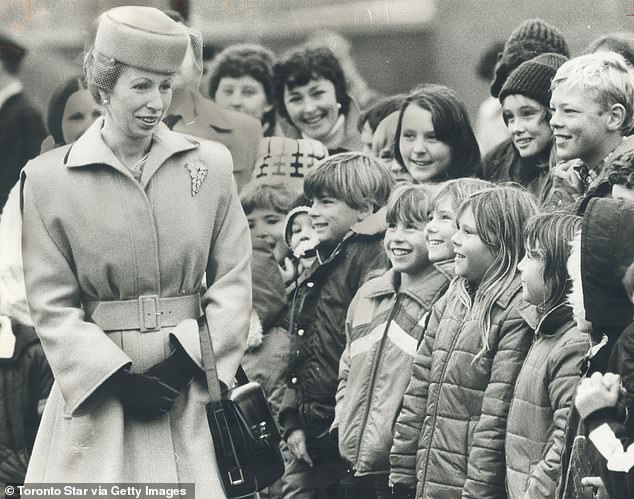 В 1979 году принцесса надела бледно-голубое пальто с поясом и фетровую шляпу от Джона Бойда для инспекции войск в Торонто, дополнив образ брошью Grima, черной сумкой, жемчужными серьгами и ожерельем.