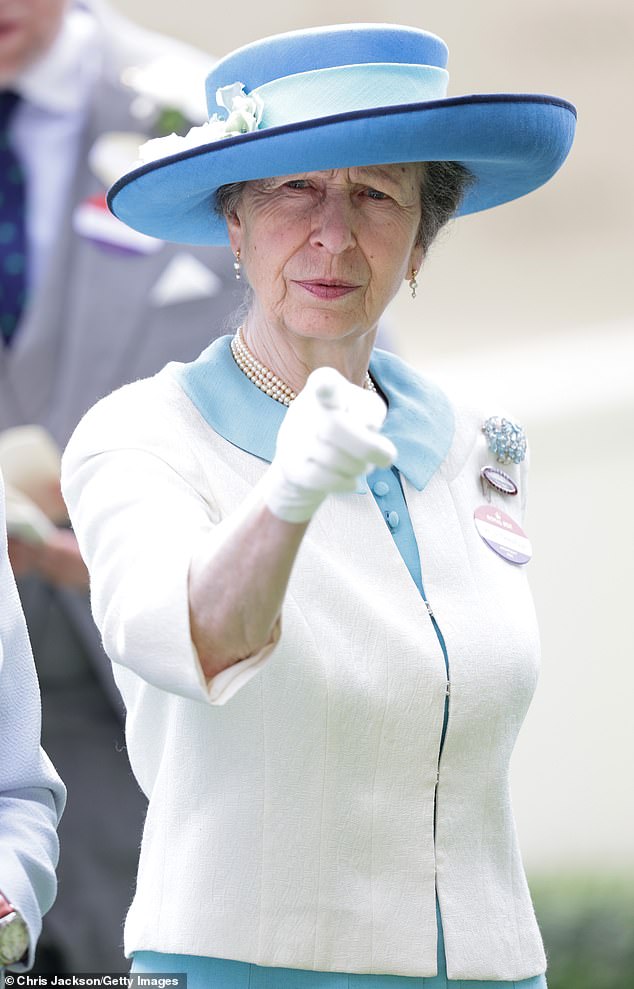 На второй день Royal Ascot в 2023 году Энн выбрала шляпу цвета Tiffany blue и дополнила ее элегантным жакетом в винтажном стиле и платьем с воротником пастельных тонов. Сверкающая брошь оттеняла различные тона головного убора, а жемчужное ожерелье сочеталось с кремовыми оборками сбоку шляпы.