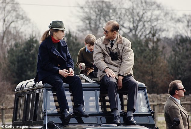 Принцесса Анна со своим отцом принцем Филиппом на крыше Land Rover, 1980 г.