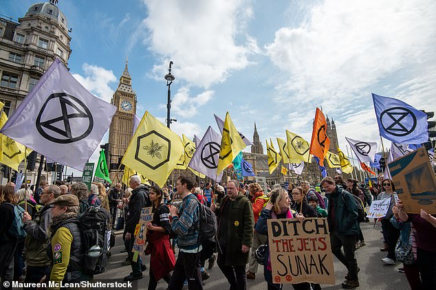 Экоактивисты принимают участие в марше Extinction Rebellion в центре Лондона в апреле прошлого года.