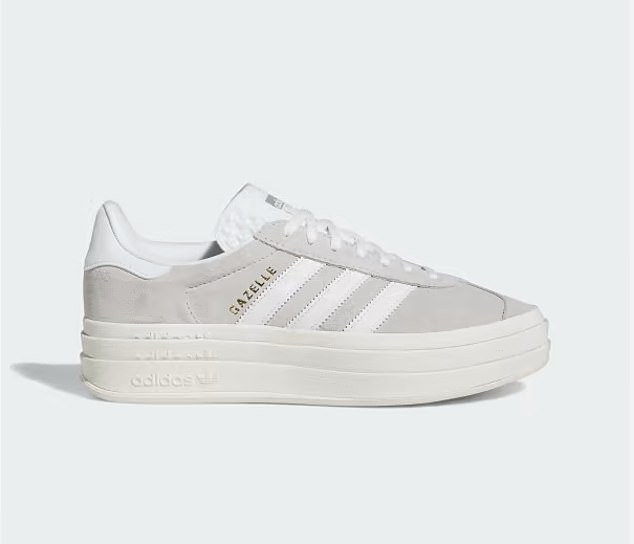 Она дополнила свои шорты парой удлиняющих ногу кроссовок Adidas Gazelle на платформе, стоимостью 90 фунтов стерлингов.