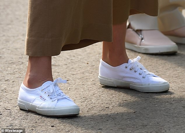 Кейт в кроссовках Superga 2750 Cotu Classic на выставке цветов в Челси