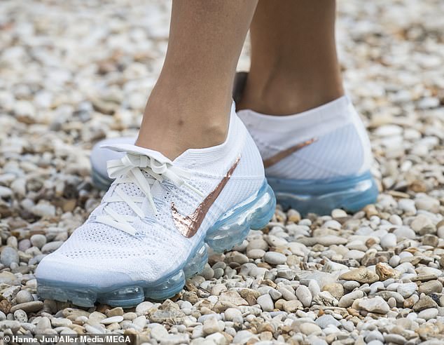 Мэри надела кроссовки Nike Air VaporMax за 210 фунтов стерлингов для прогулки.