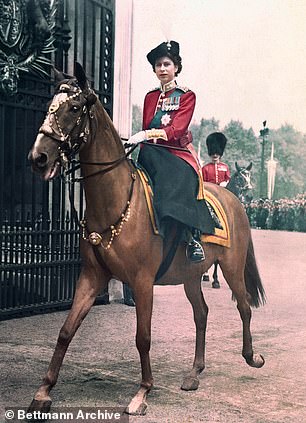 С ее первого появления на ежегодном Trooping the Colour до 1986 года монарх посещала церемонию верхом на лошади. Затем принцесса Элизабет изображена во время одной из ее ранних церемоний