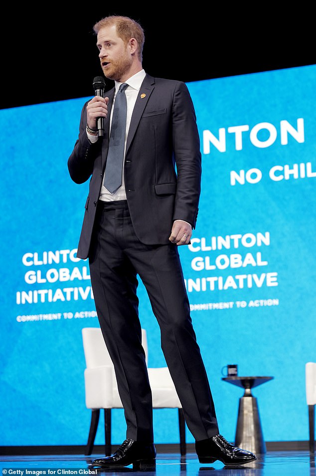 Появившись во второй день ежегодной встречи Clinton Global Initiative 2024 в Нью-Йорке, он уже пятый раз принял участие в ней за три дня.