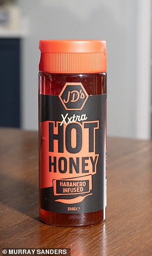 На фото: Xtra Hot Honey с перцем Хабанеро.