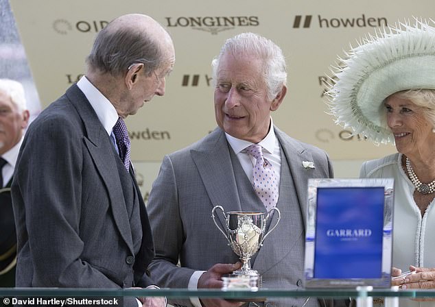 Принц Эдвард беседует с королем Чарльзом и Камиллой в отеле Royal Ascot в 2023 году.