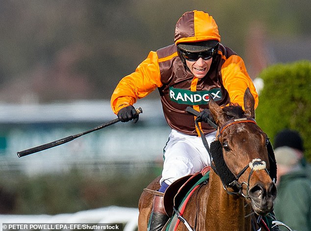 Сэм верхом на лошади-победителе Нобл Йейтс во время турнира Aintree Grand National в 2022 году.