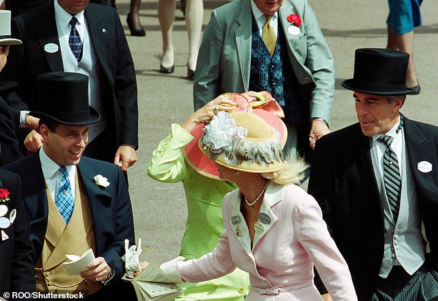 Эндрю посещает Royal Ascot с Эпштейном и Гислен Максвелл (зеленое платье) в июне 2000 года.