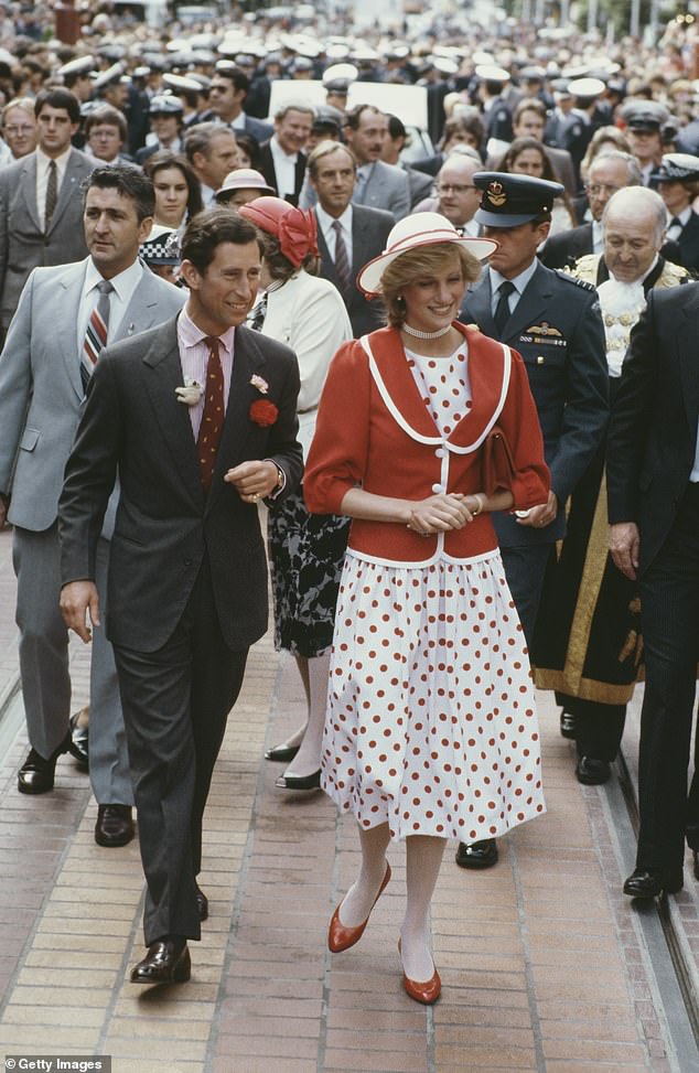 Пара посещает торговый центр Bourke Street в Мельбурне в апреле 1983 года.