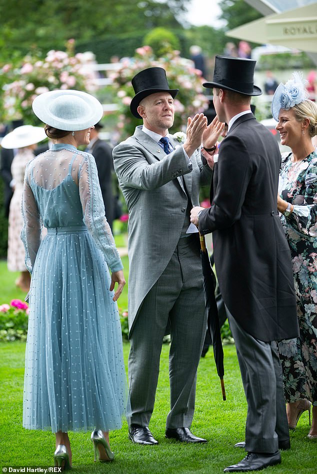 Майк шутит с Уильямом, пока Зара и Кейт смеются в Royal Ascot в 2019 году.