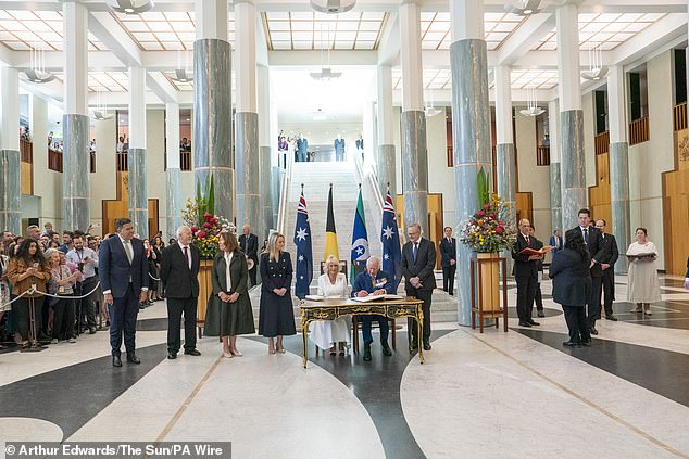 Король и королева подписывают сегодня книгу посетителей в здании австралийского парламента в Канберре.