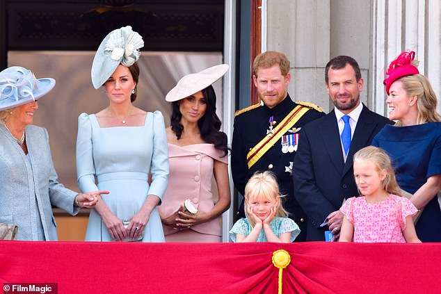 На показе Trooping the Color в 2018 году Меган вышла в элегантном темно-розовом платье Carolina Herrera, дополненном шляпой Philip Treacy.