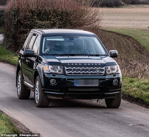 Филип за рулем своего Land Rover в поместье Сандрингем всего через два дня после аварии