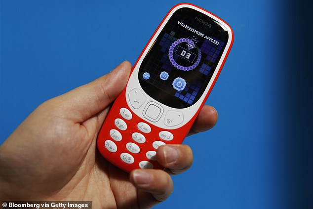 Красный Nokia 3310, который может быть похож на тот, что есть у королевы Камиллы.