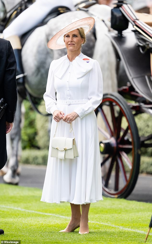 Для Royal Ascot 2023 герцогиня выбрала платье Allison от Сюзанны Лондон с расклешенным силуэтом в стиле 1940-х годов и красивым вырезом с эффектом банта.