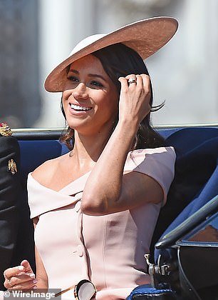 Меган носила эту соломенную шляпу от Филипа Трейси на Trooping the Color в 2018 году.