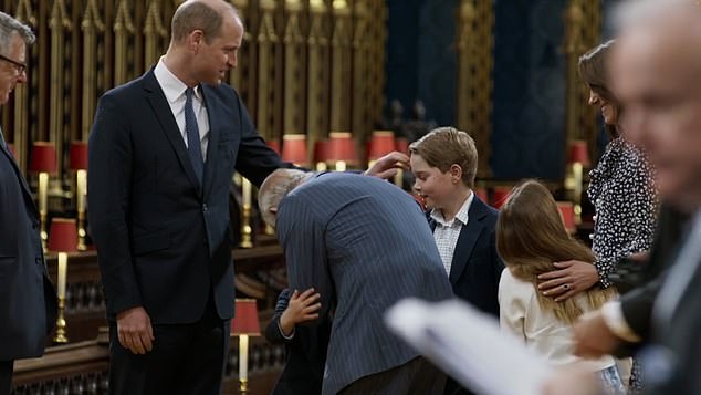 Принц Джордж, Луи и принцесса Шарлотта крепко обняли своего дедушку во время репетиции коронации.